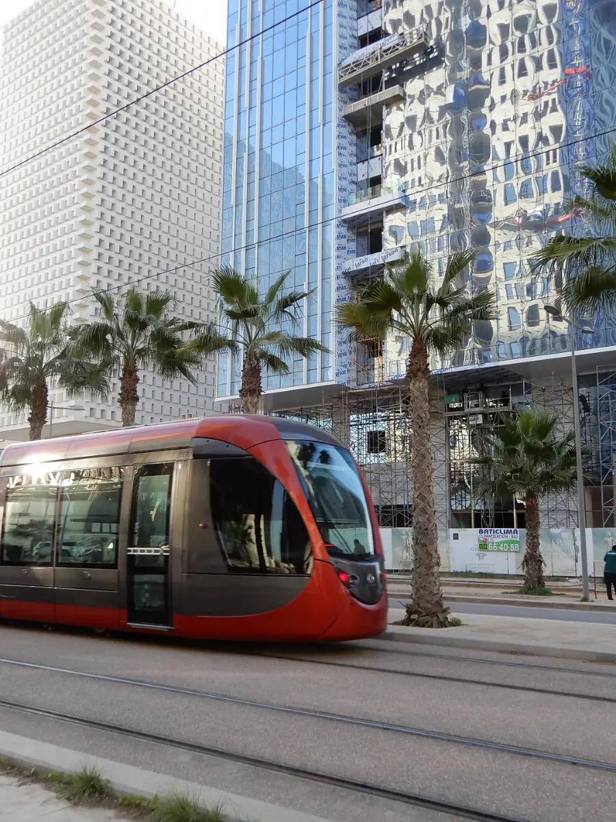 Le tramway de Casablanca au pied des tours de Casablanca Finance City