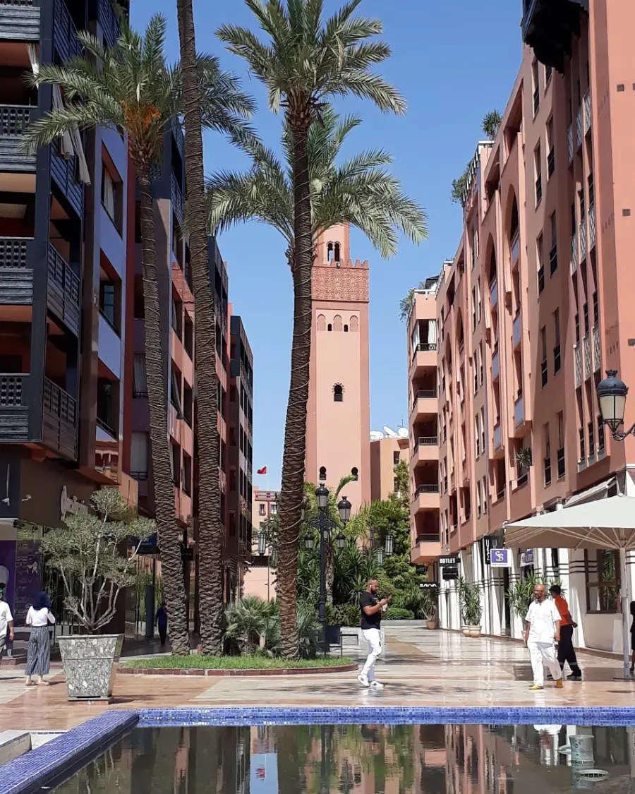Une rue récente de Marrakech, la Koutoubia au fond