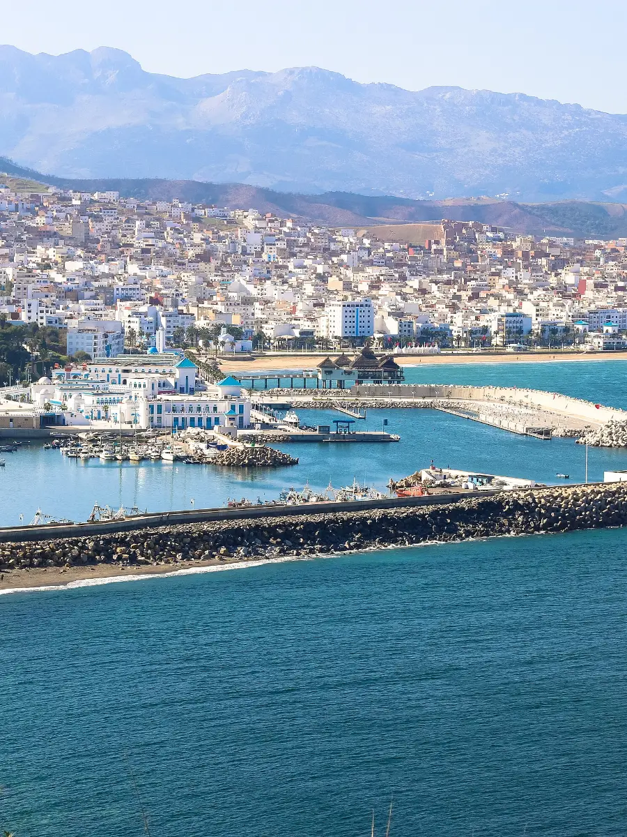 Le port et la ville de M’diq, sur la côte de Tétouan